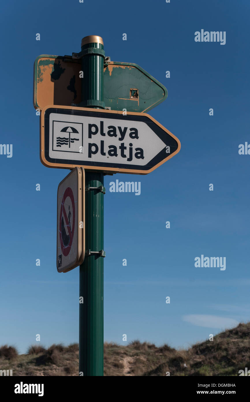 Hinweis-Schild zum Strand. El Saler, Valencia, Spanien. Stockfoto