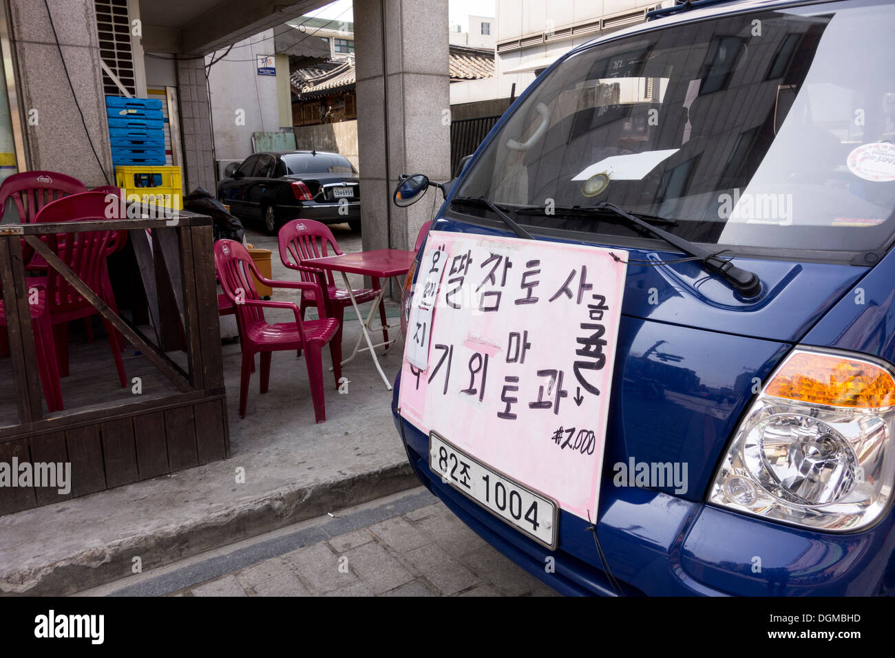 Mobilen Obst-Verkäufer mit einer Liste auf der Vorderseite des van, Seoul, Korea Stockfoto