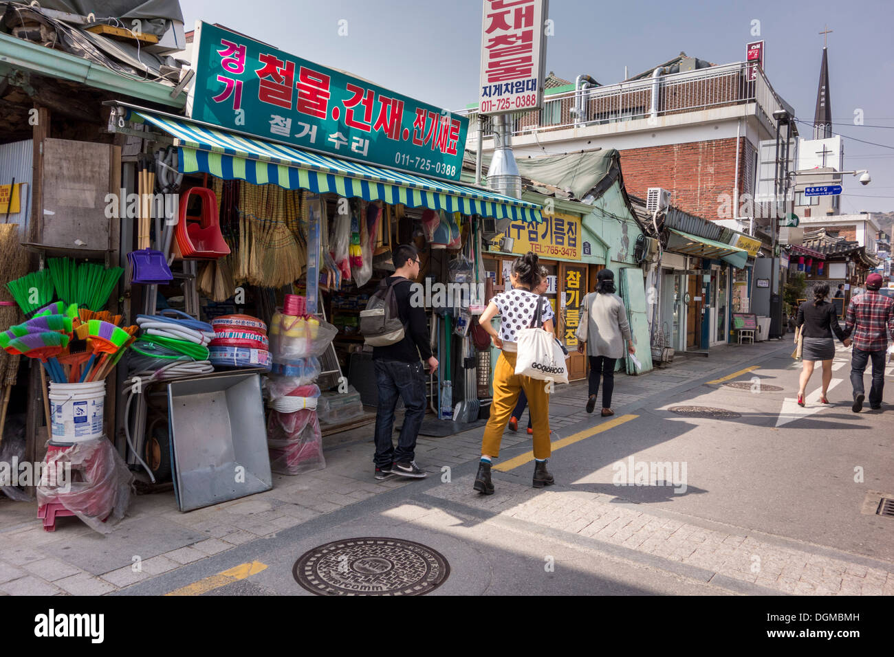 Touristen zu Fuß vorbei an Geschäften Iin Bukchon Hanok Village, Seoul, Korea Stockfoto