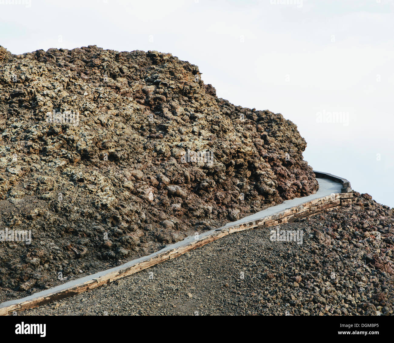 Ein gepflasterter Weg bis in die Lavafelder der Krater des Moon Nationalmonument und bewahren in Butte County Idaho. Stockfoto