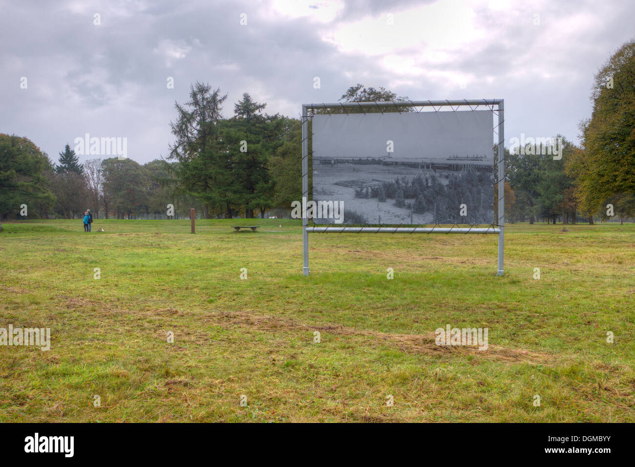 Schauen Sie sich Westerbork mit historischen Fotografien in der Landschaft, Niederlande Stockfoto