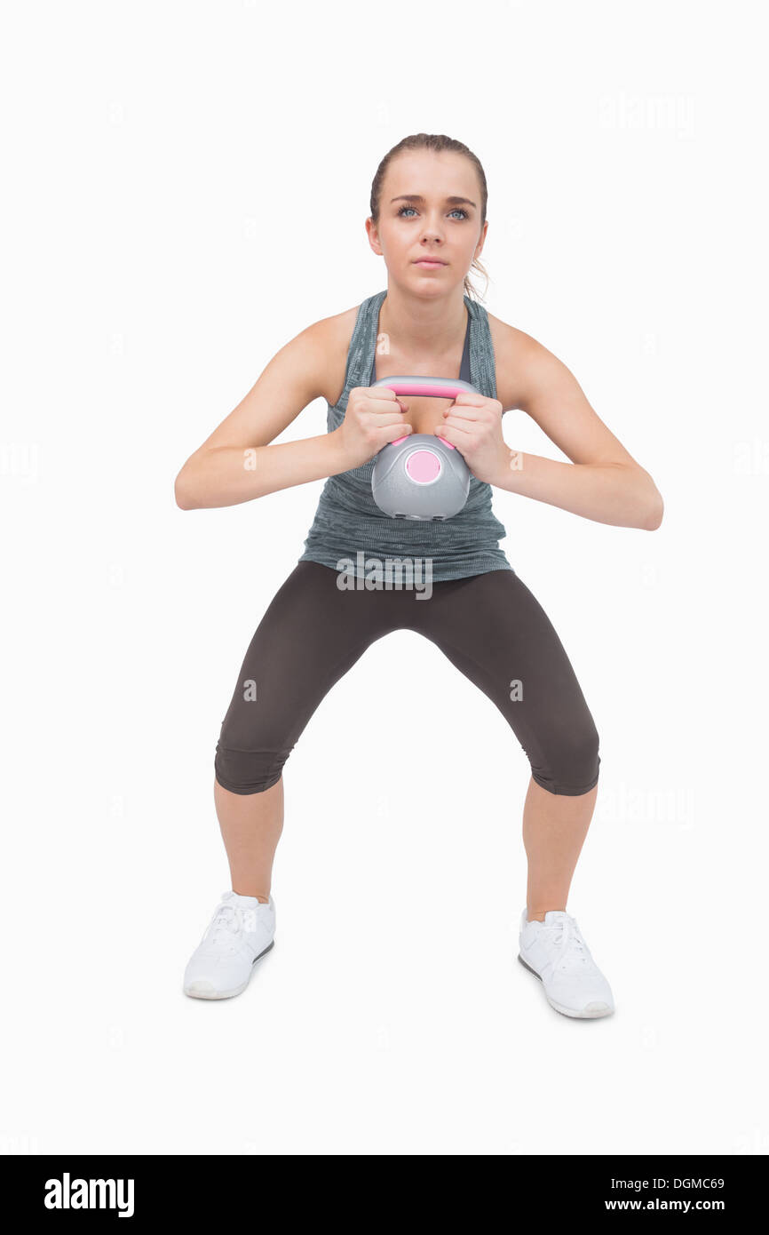 Junge Frau training ihren Körper mit einem Wasserkocher Glocke Stockfoto