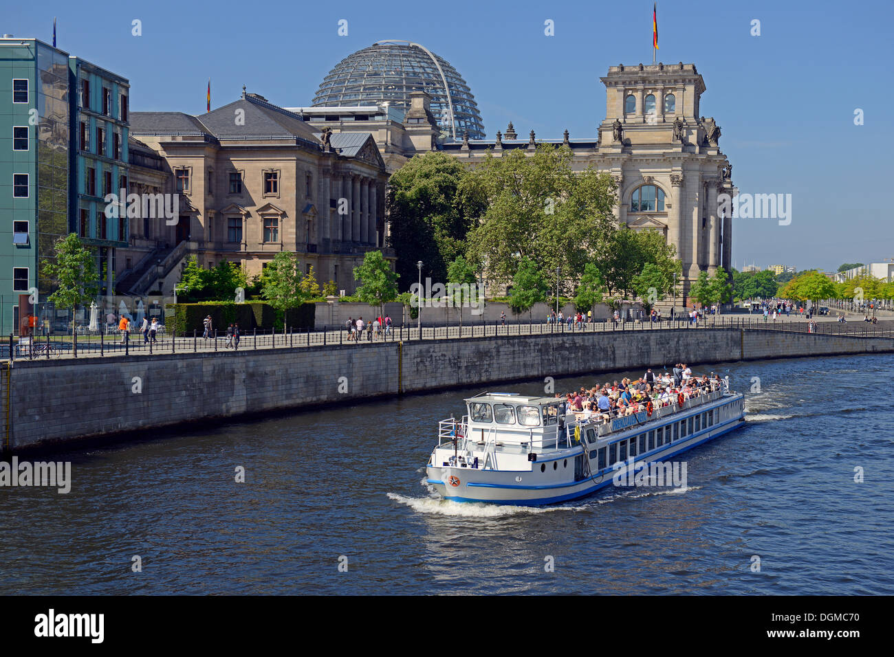 Fahrgastschiff auf der Spree im Regierungsviertel, Reichstagsgebäude, Berlin, Deutschland Stockfoto