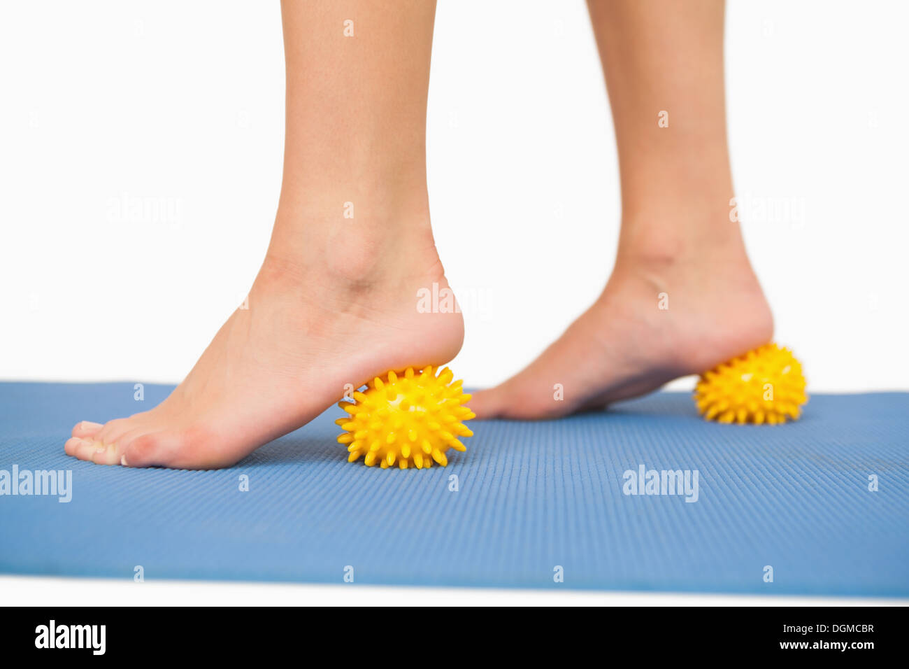 Nahaufnahme von weiblicher Füße Massage Ball berührt Stockfoto