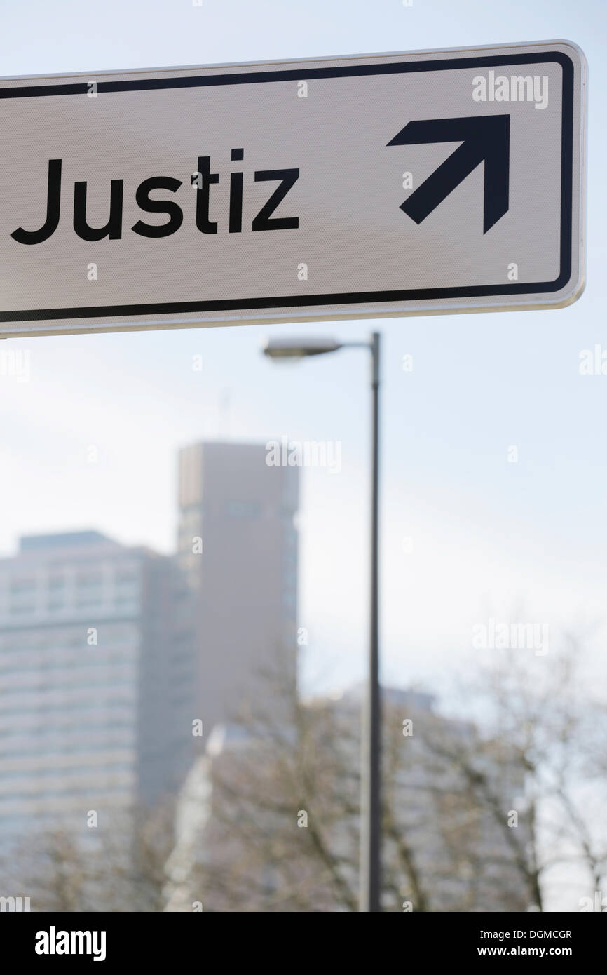 Zeichen, "Vorteils", Deutsch für Gerechtigkeit, mit einem Pfeil nach oben, Köln, Rheinland, Nordrhein-Westfalen, Deutschland Stockfoto
