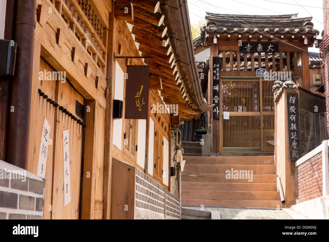 Alte traditionelle koreanische Häuser in Bukchon Hanok Village, Seoul, Korea Stockfoto