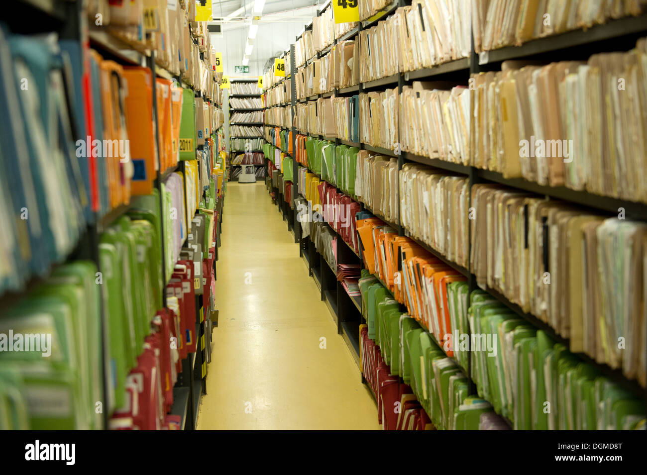 Reihen von Papier Datei Patientenakten in den Regalen Tameside General Hospital. Diese Dateien werden in einer Datenbank in der Zukunft. Stockfoto