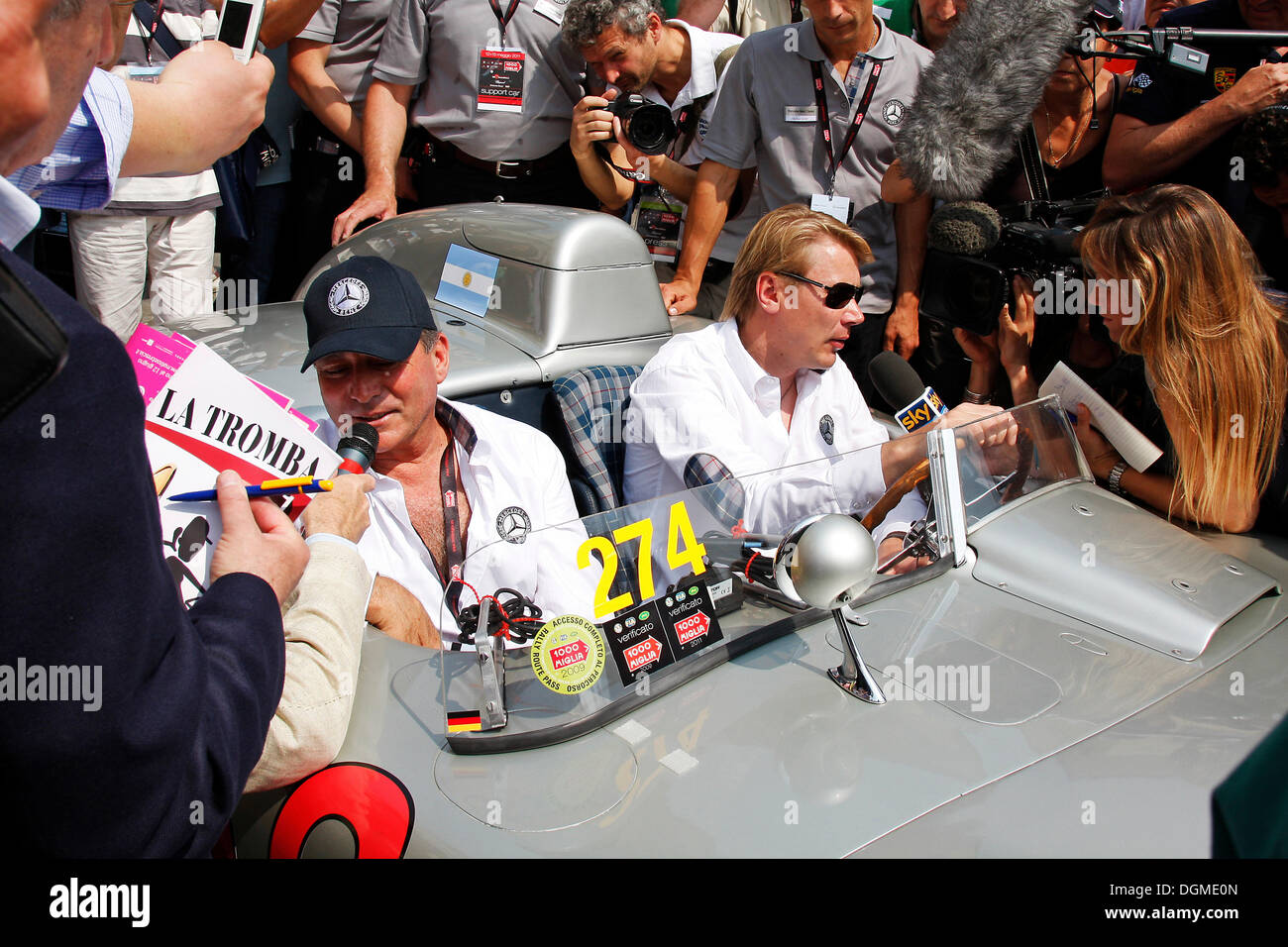 Mika Häkkinen und Juan Manuel Fangio Jr., fahren einen Mercedes-Benz 300 SLR-Oldtimer aus dem Mercedes-Museum, Baujahr 1955 Stockfoto
