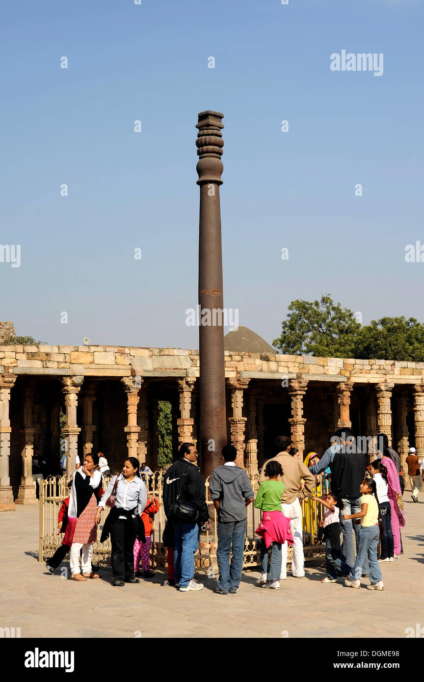 Eiserne Säule, Qutb Komplex, Mehrauli archäologischen Park, Delhi, Uttar Pradesh, Nordindien, Indien, Südasien, Asien Stockfoto