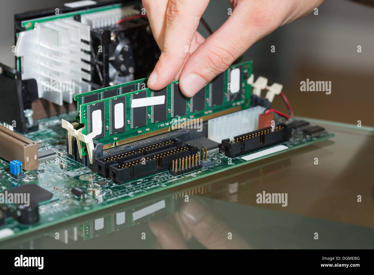 Nahaufnahme von Finger berühren hardware Stockfoto