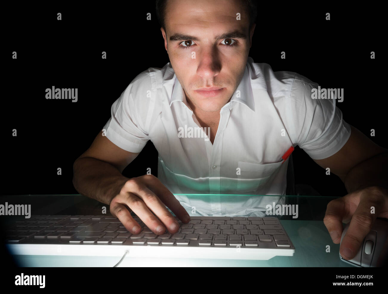 Schöne schwere Computeringenieur arbeitet in der Nacht Stockfoto