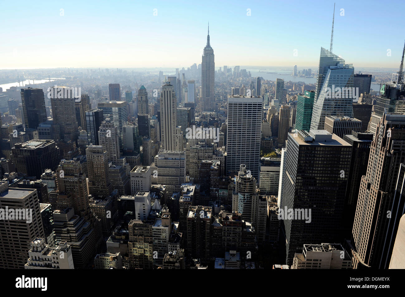 Blick vom Rockefeller Center Süd am Empire State Building, Manhattan, New York City, New York, Vereinigte Staaten von Amerika Stockfoto