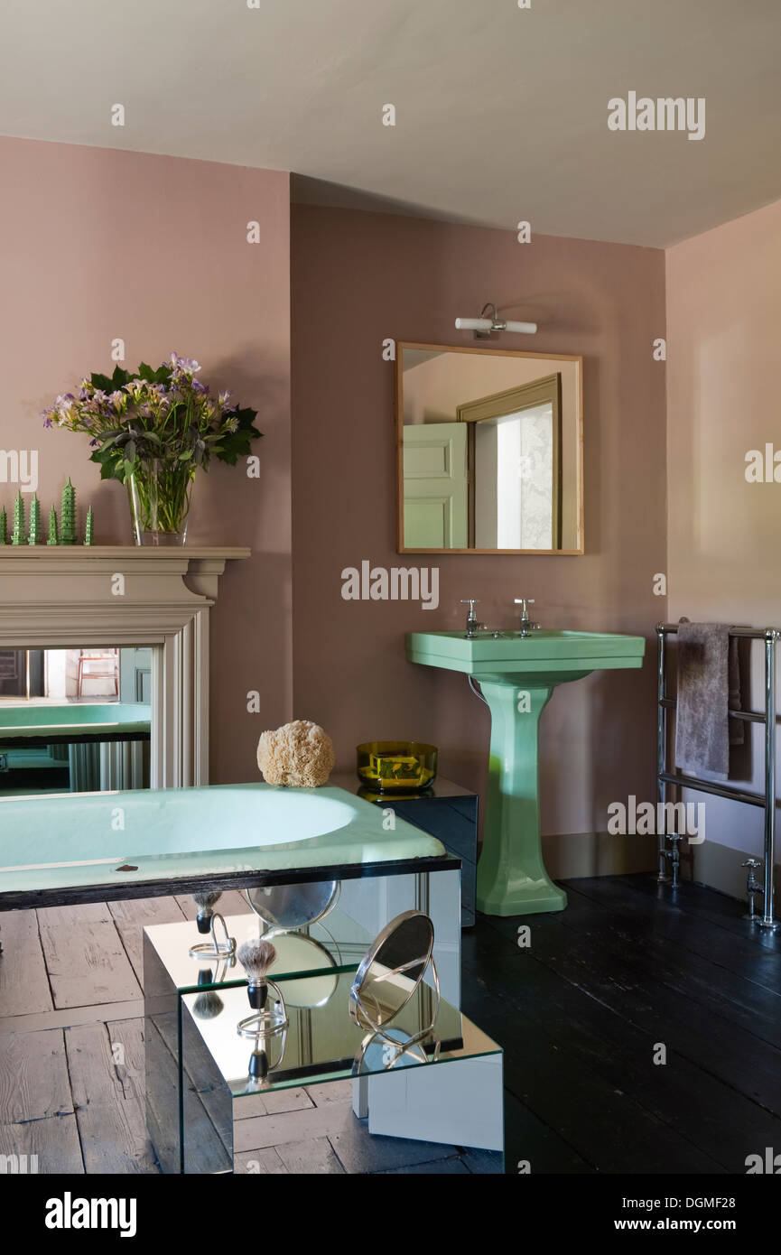 1930er Jahre grüne Deco Waschbecken und gespiegelten Möbel im Haus des Stoff-Designer Richard Smith in East Sussex Stockfoto