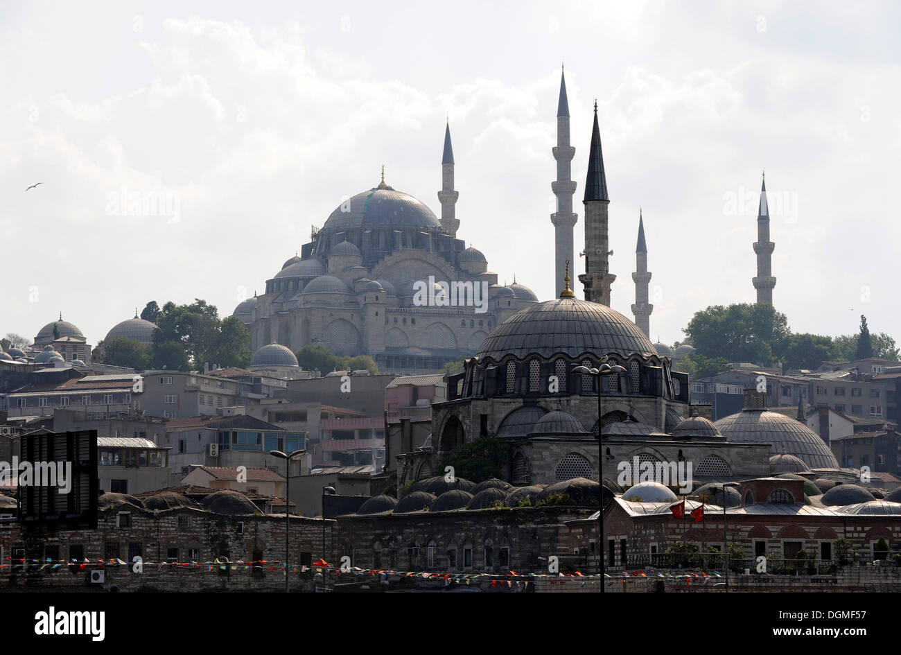 Sueleymaniye Camii oder Sueleymaniye Moschee und Rustem Pasa Camii, Rustem Pasha Moschee in den Vordergrund, Istanbul, Türkei Stockfoto