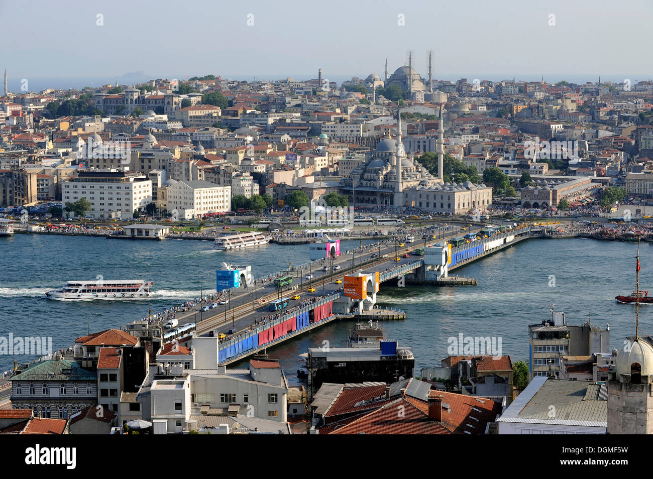 Goldene Horn vom Galata-Turm, Halic, und der Galata Brücke, Galata Koepruesue Brücke, Altstadt und Yeni Cami aus gesehen Stockfoto