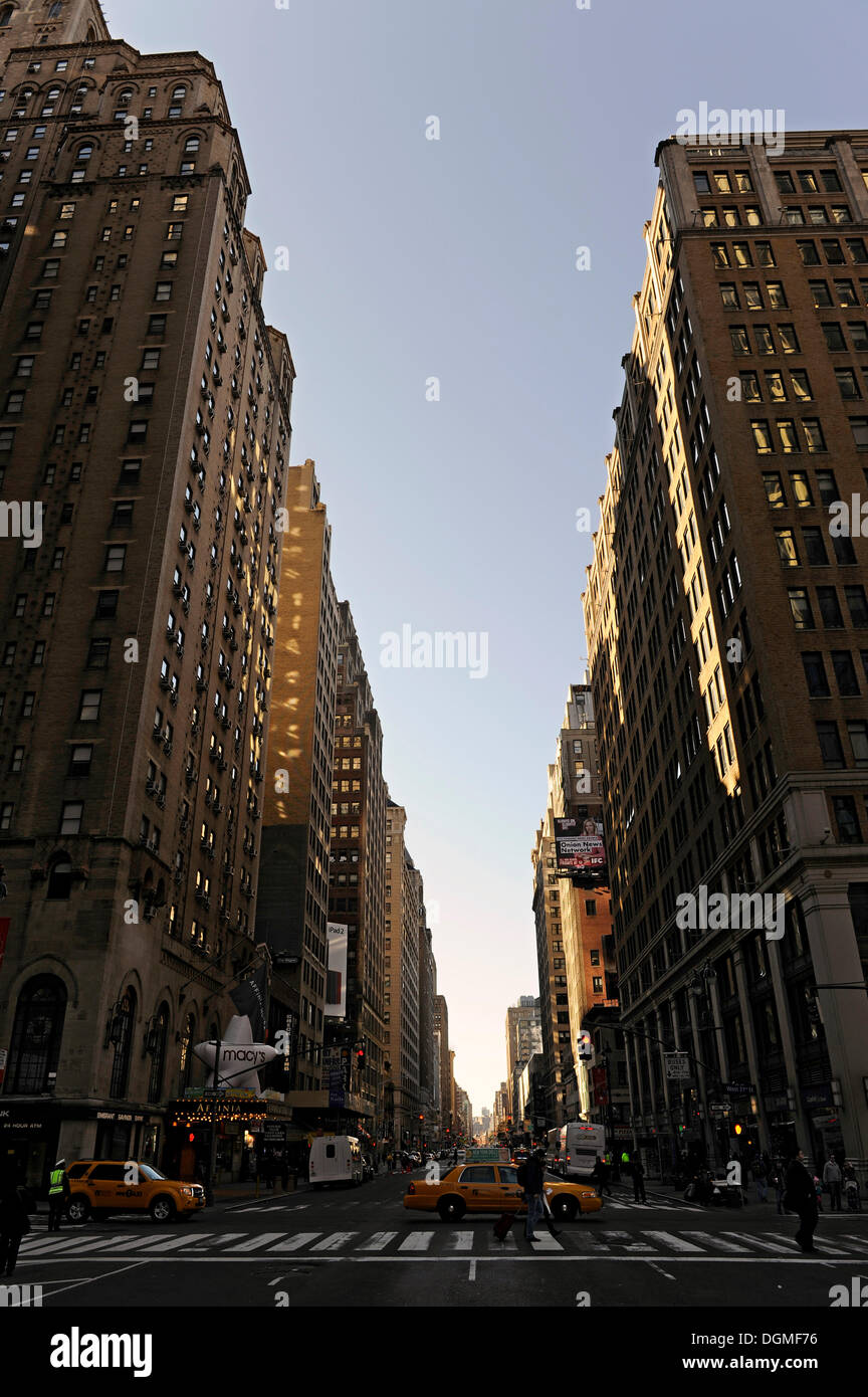 7th Avenue, Mode priva, Ecke der 31st Street, Midtown Manhattan, New York City, New York, USA, Nordamerika Stockfoto