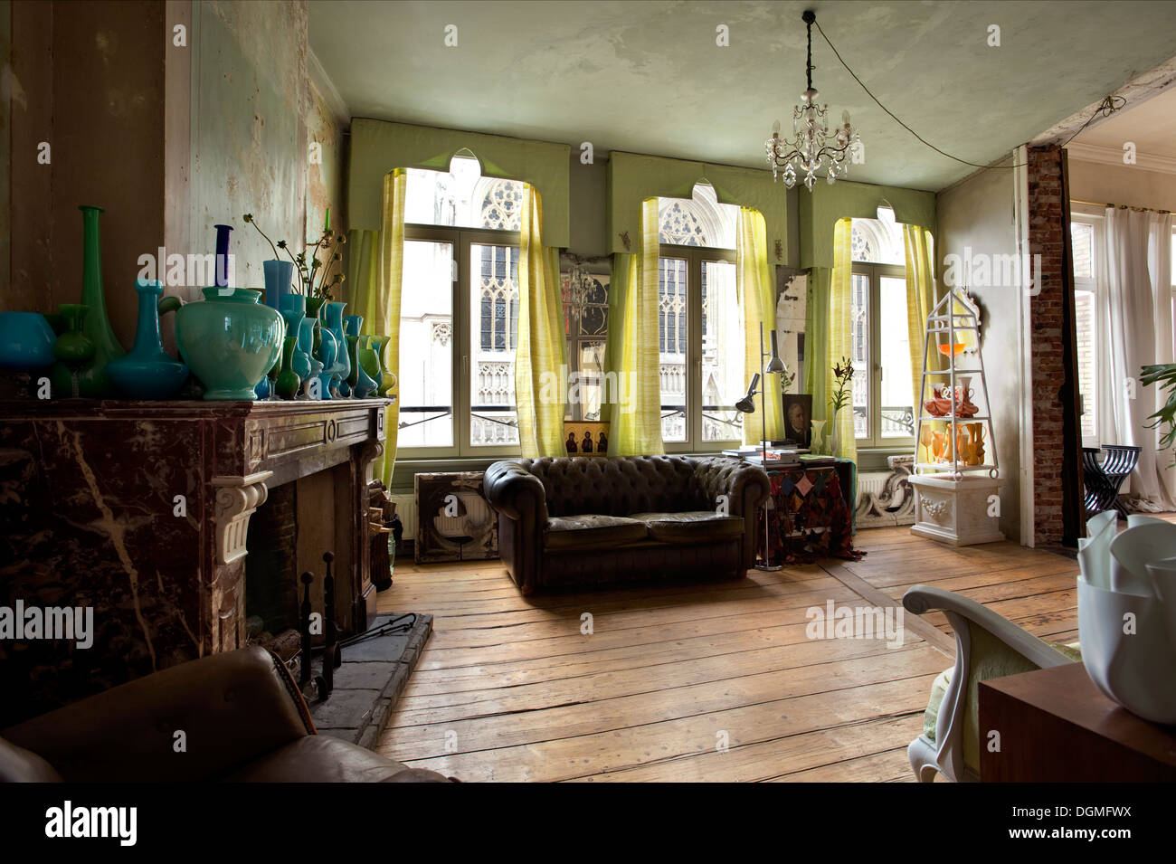 Wohnzimmer mit original 1850er Jahre Wand Dekor und Sammlung von Murano-Glas auf Marmor-Kamin Stockfoto