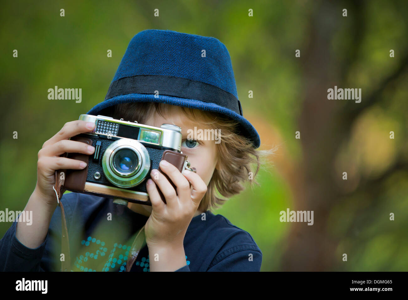 Junge, 5, mit einer alten Kamera Stockfoto