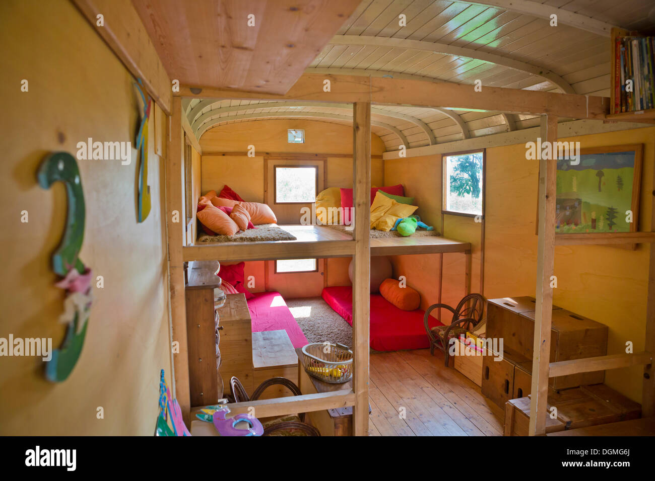 Gemütliche Ecke in den Anhänger, die verwendet wird für die Wiedergabe und als Unterschlupf in den Waldkindergarten, Ilmmuenster, Bayern Stockfoto