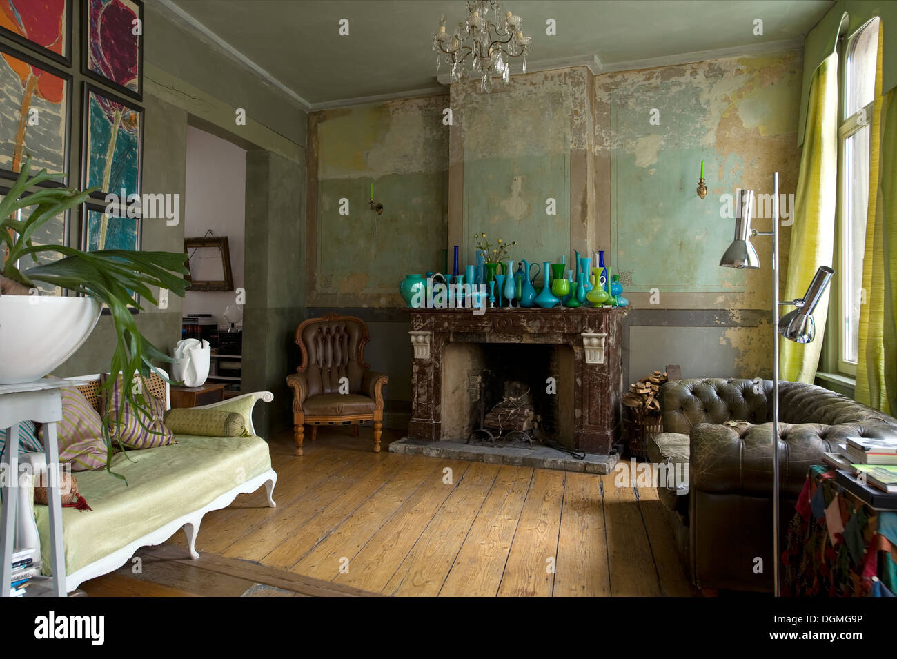 Wohnzimmer mit original 1850er Jahre Wand Dekor und Sammlung von Murano-Glas auf Marmor-Kamin Stockfoto