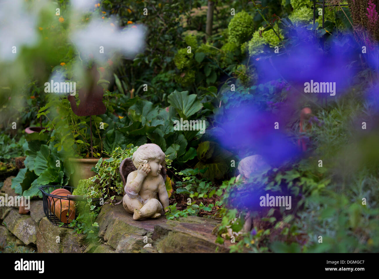 Putto in einem romantischen Garten Stockfoto