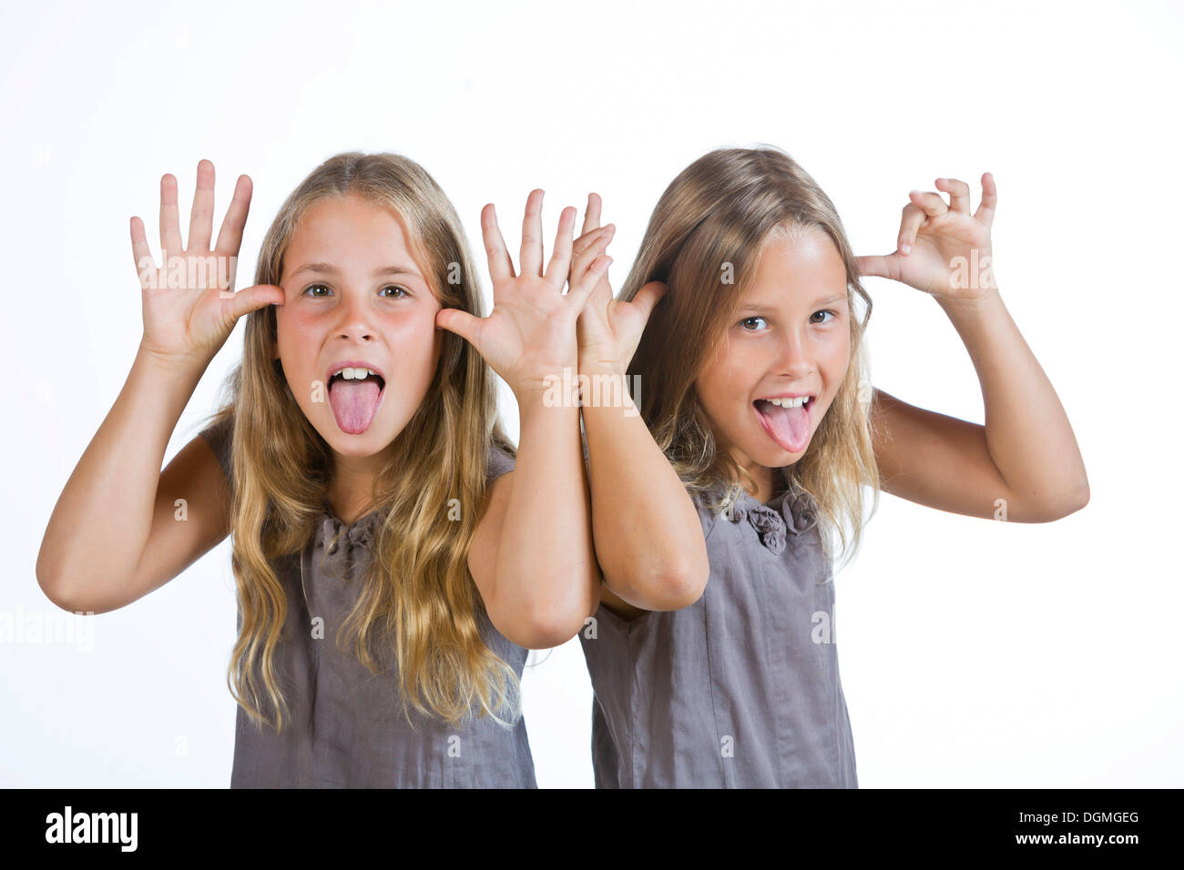 Zwillingsmädchen, 9 macht Grimassen Stockfoto