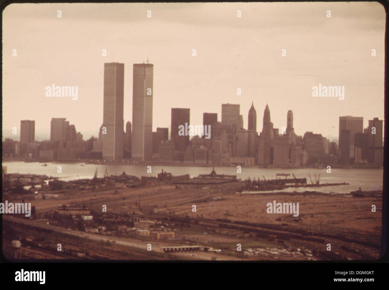 Ein Blick über den Hudson River nach Lower Manhattan, mit den Twin Towers des World Trade Centers. Dieses ikonische Bild wurde vor den Angriffen am 11. September 2001 aufgenommen und symbolisiert die Präsenz der Türme in der Skyline der Stadt. Stockfoto