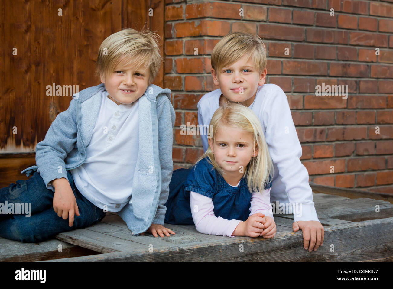 Drei Geschwister, 9, 7 und 4 Jahre alt Stockfoto