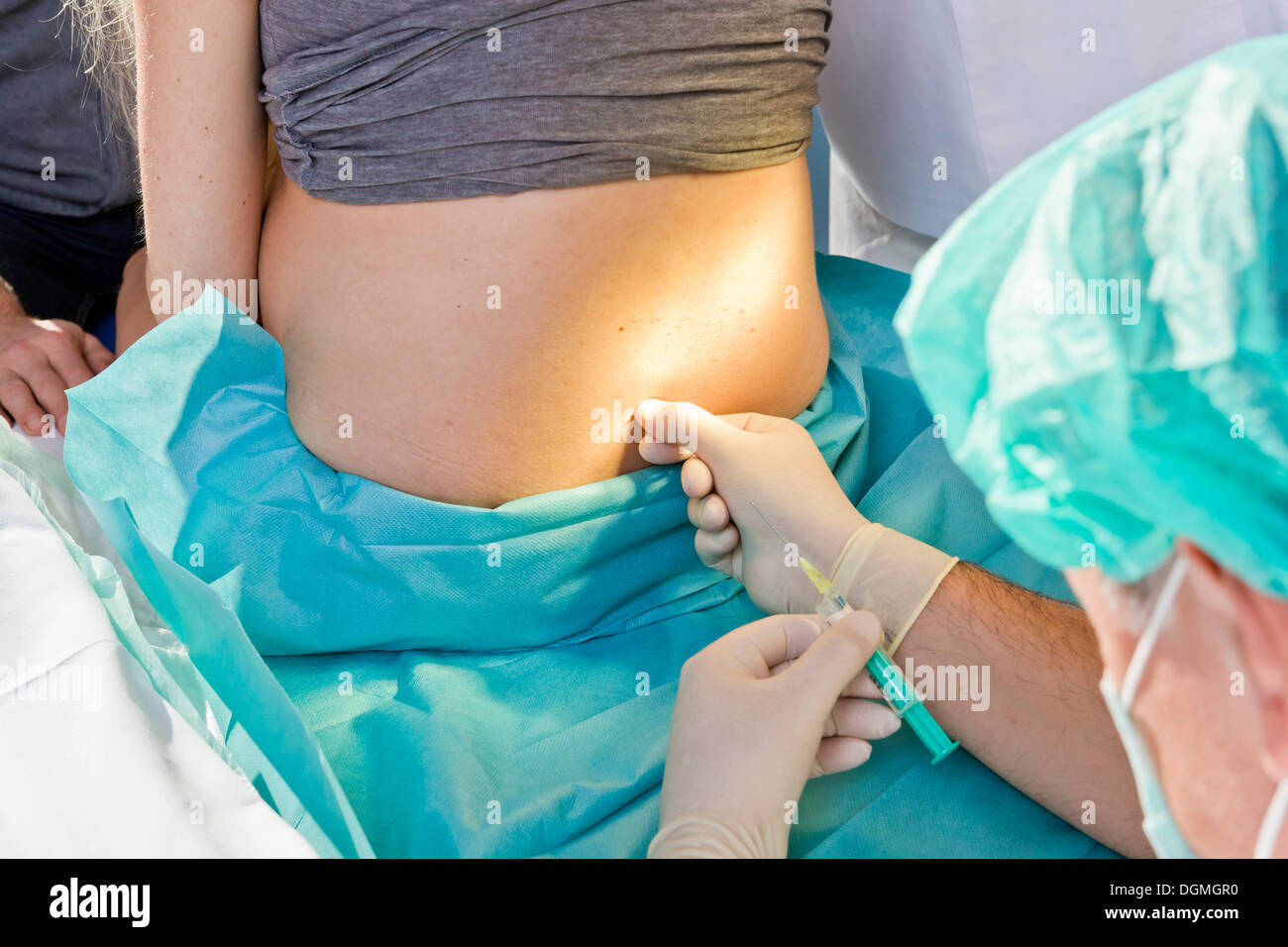 Schwangere Frauen während der Entbindung im Kreißsaal mit Anästhesist Anwendung eines PDA oder Epiduralanästhesie, Deutschland Stockfoto