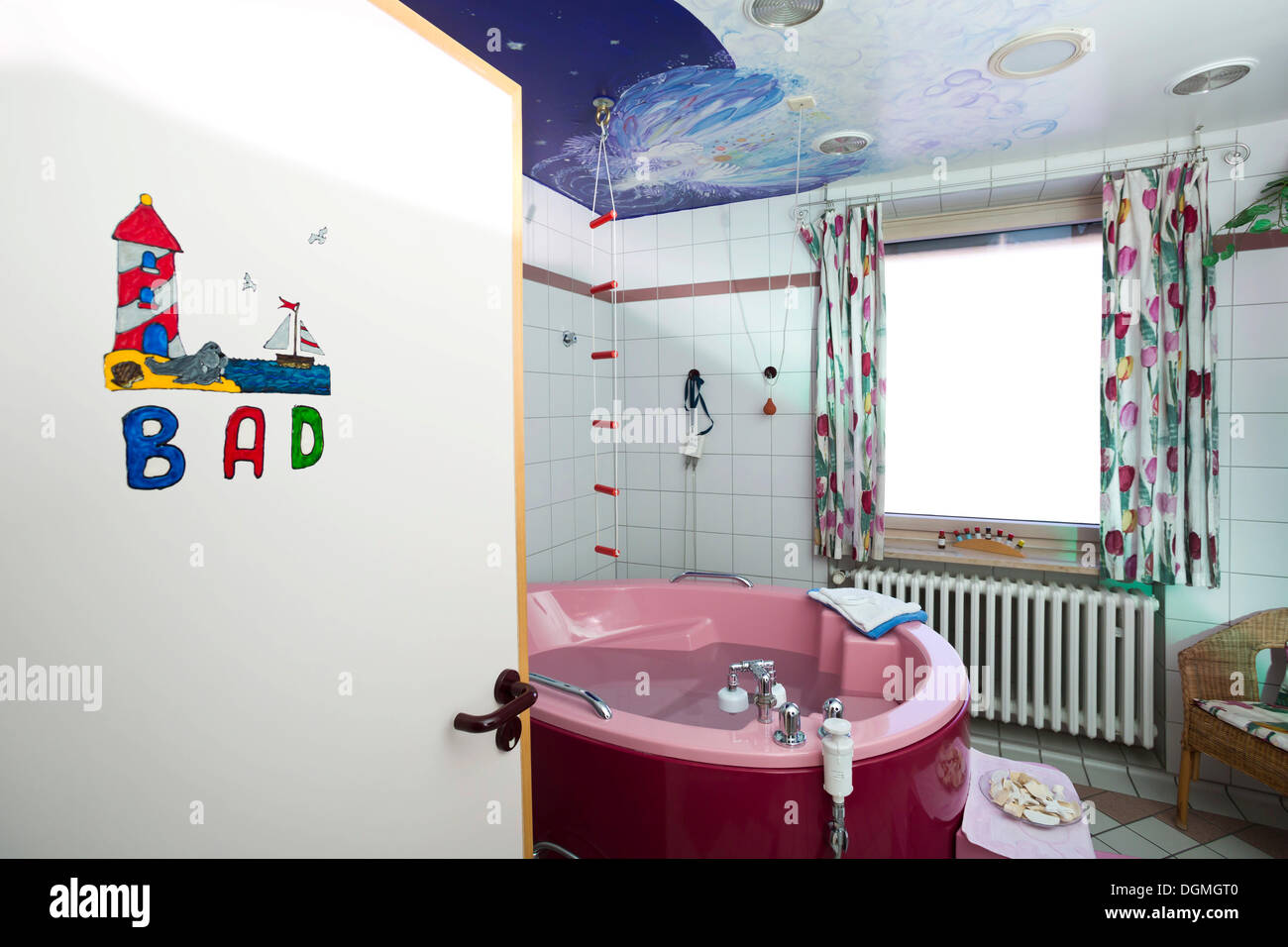 Badezimmer mit Badewanne Geburt in einer Entbindungsstation, Deutschland Stockfoto