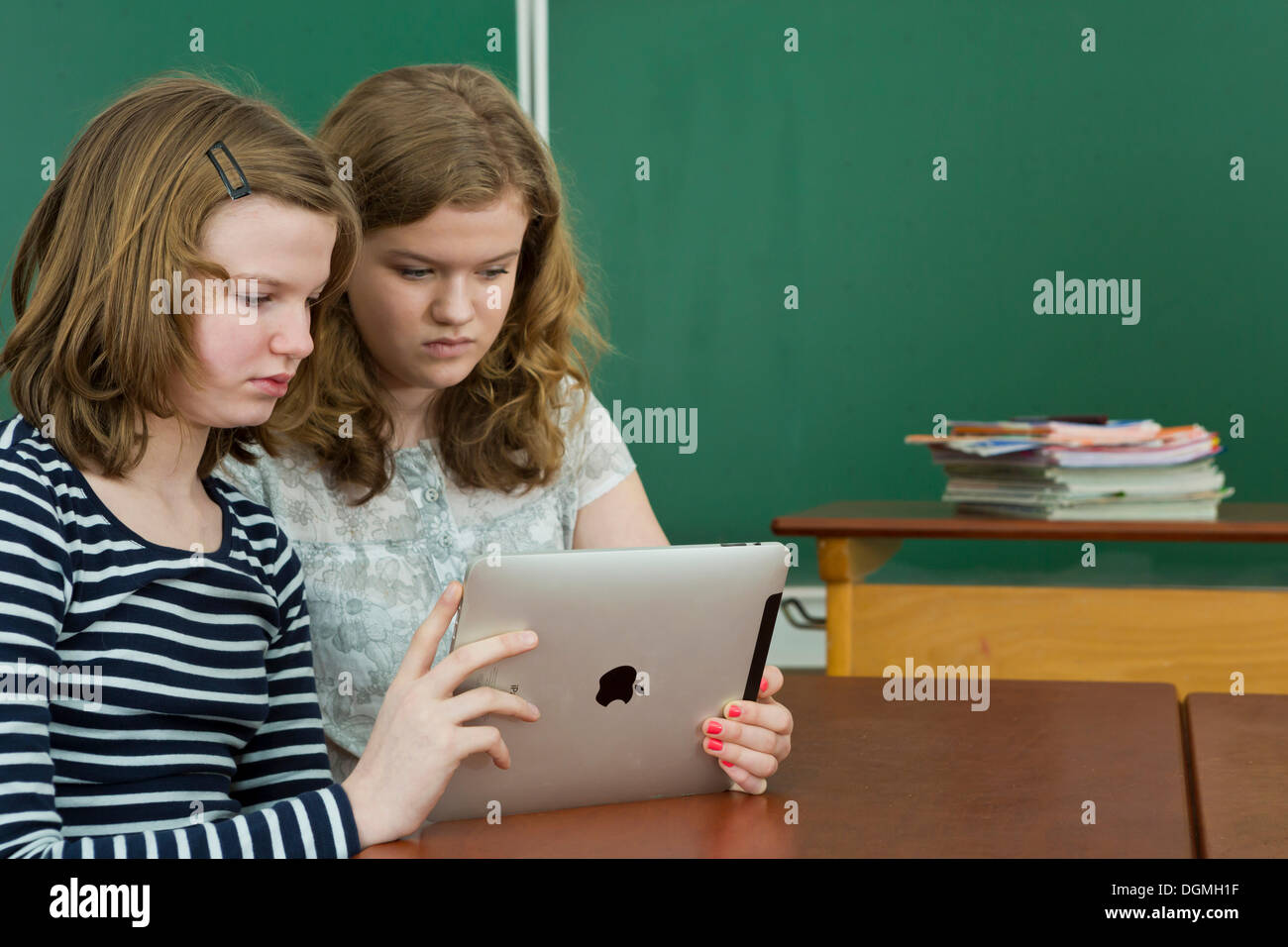 Zwei Schülerinnen im Unterricht mit einem Tablet PC, Deutschland Stockfoto