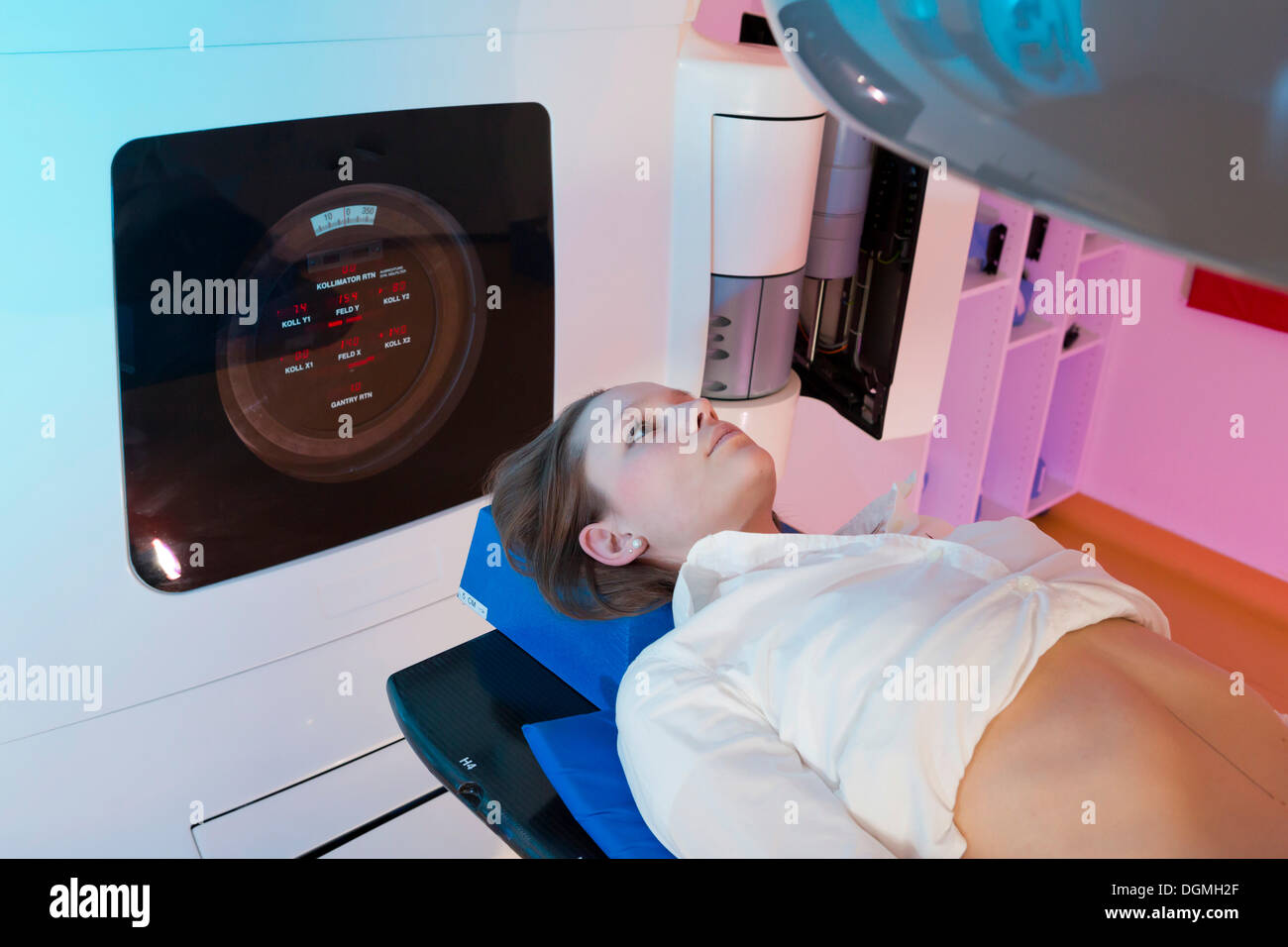 Patient liegt in einer linearen Teilchenbeschleuniger für Strahlentherapie, Deutschland Stockfoto