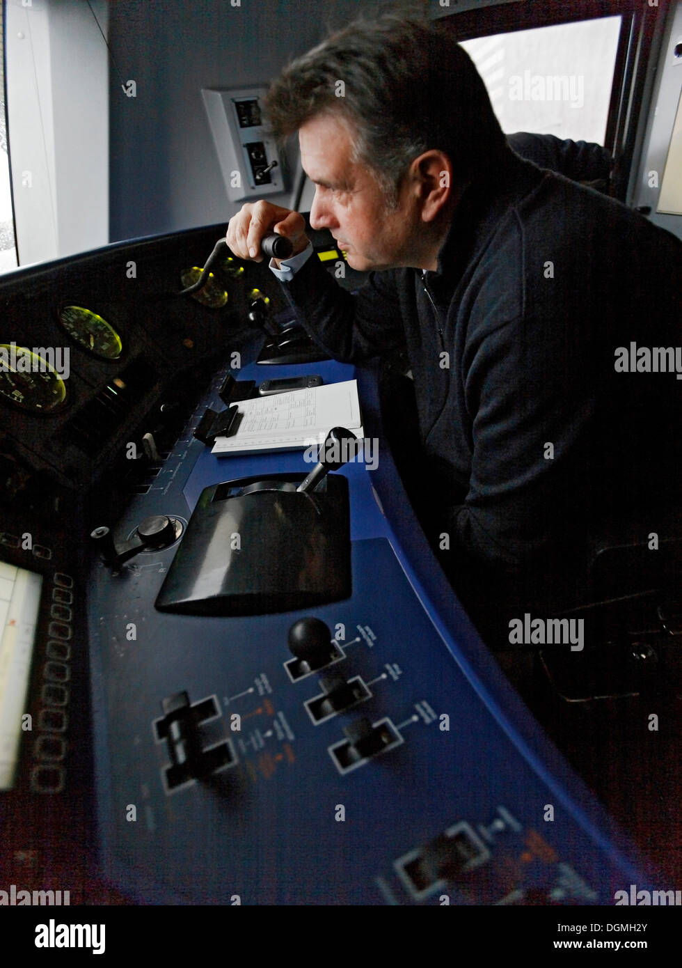 Wolfgang Weckerle, ein Lokführer fahren etliche Doppeldecker 146 Lokomotive auf ein Regionalexpress von der deutschen Stockfoto