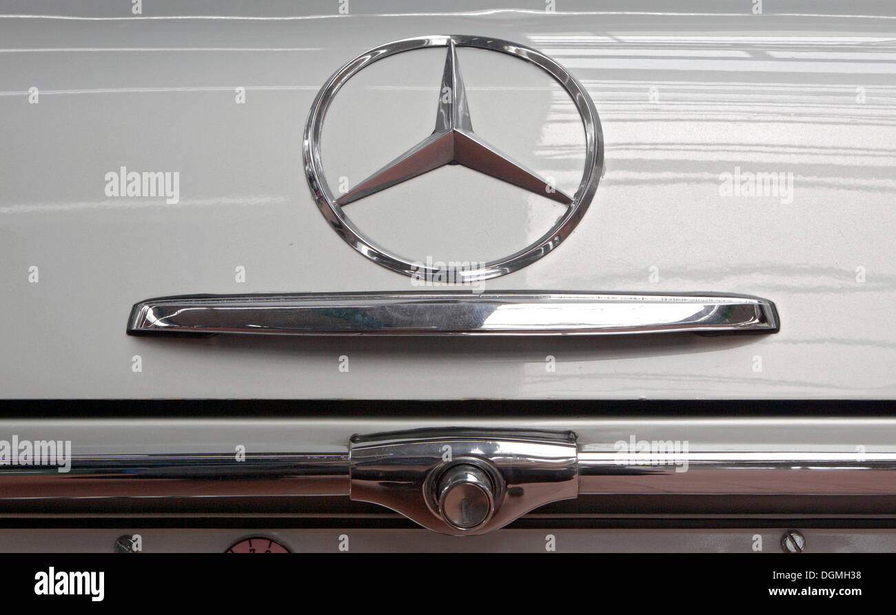 7.440 Mercedes Stern Bilder, Stockfotos, 3D-Objekte und
