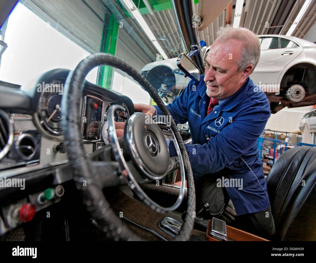 Juergen Kaltschmitt arbeitet an seinem Oldtimer Mercedes Benz Cabrio SL 250 Pagode, erbaut im Jahre 1967 in Heidelberg Stockfoto