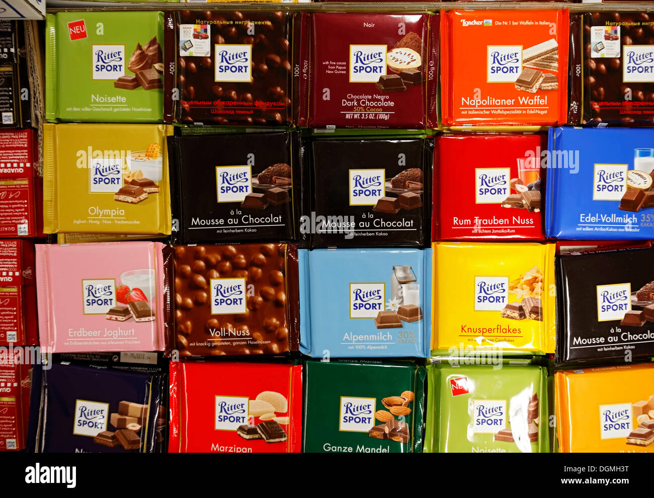 Bunte Quadrate von Ritter Sport Schokolade im Werk von Alfred Ritter GmbH & Co.KG in Waldenbuch, Baden-Württemberg Stockfoto