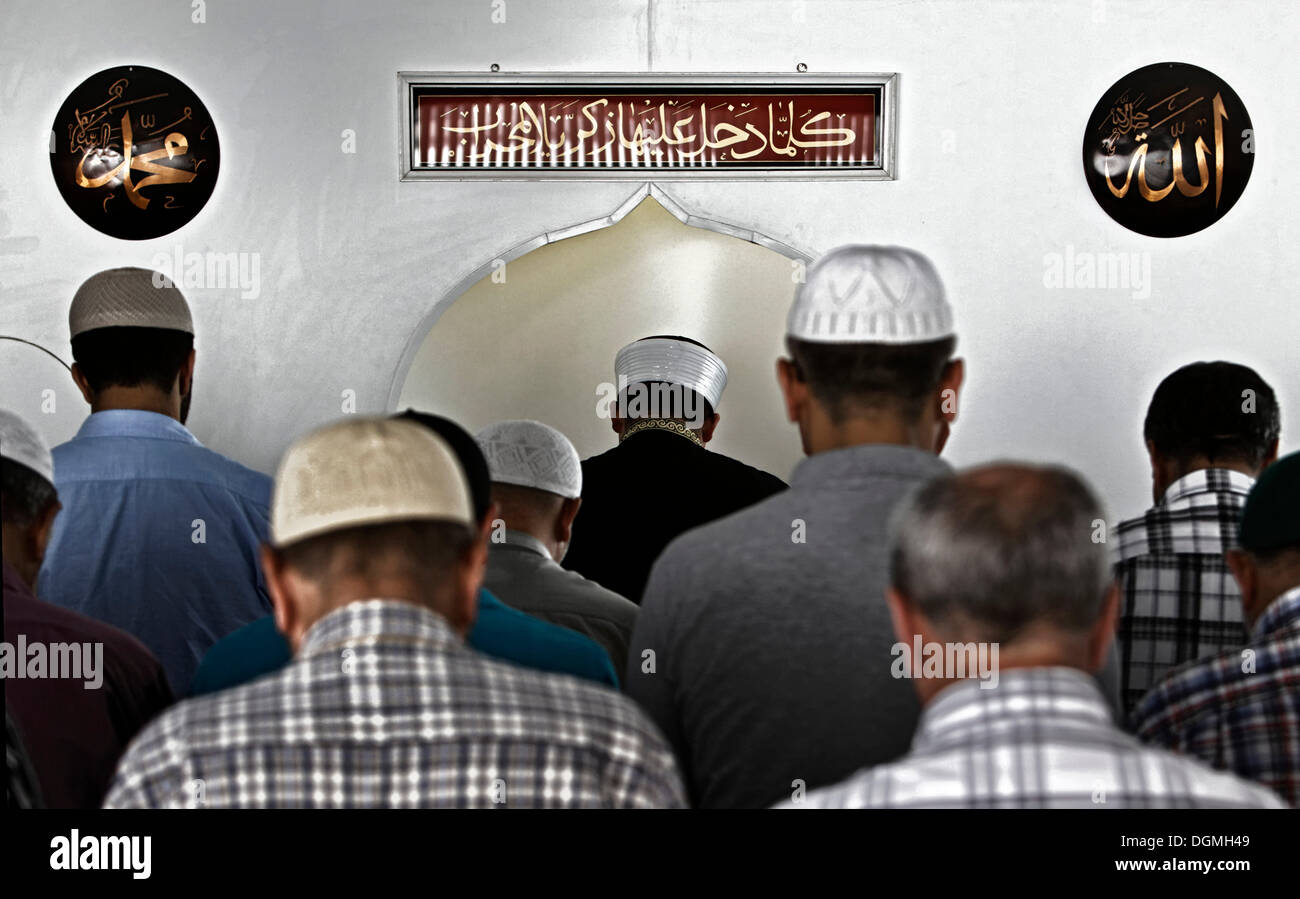 Muslimische Männer beim Gebet in Richtung Mekka, Ditip Moschee, Schwaebisch Gmuend, Baden-Württemberg Stockfoto