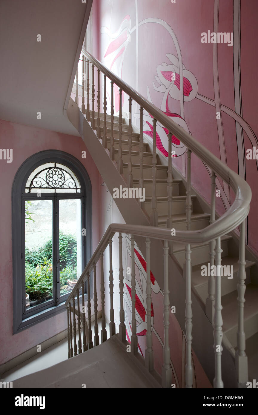 Gekerbten Tulpen an Wänden Teppich weiß lackierte Treppe Stockfoto