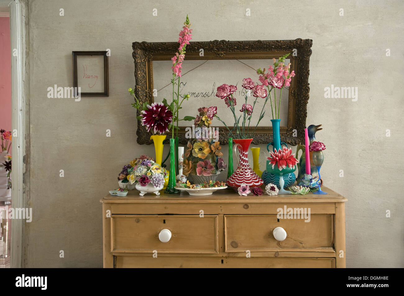 Alte Kiefern Truhe gekrönt mit einer Mischung aus Behälter für Blumen Stockfoto