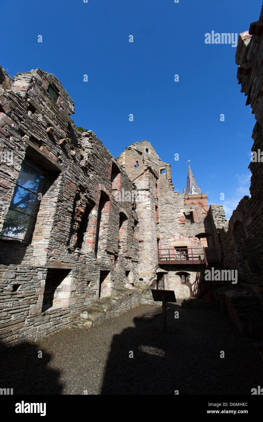 Inseln von Orkney, Schottland. Kirkwall der Bischofspalast, mit dem Turm von St. Magnus Cathedral im Hintergrund. Stockfoto