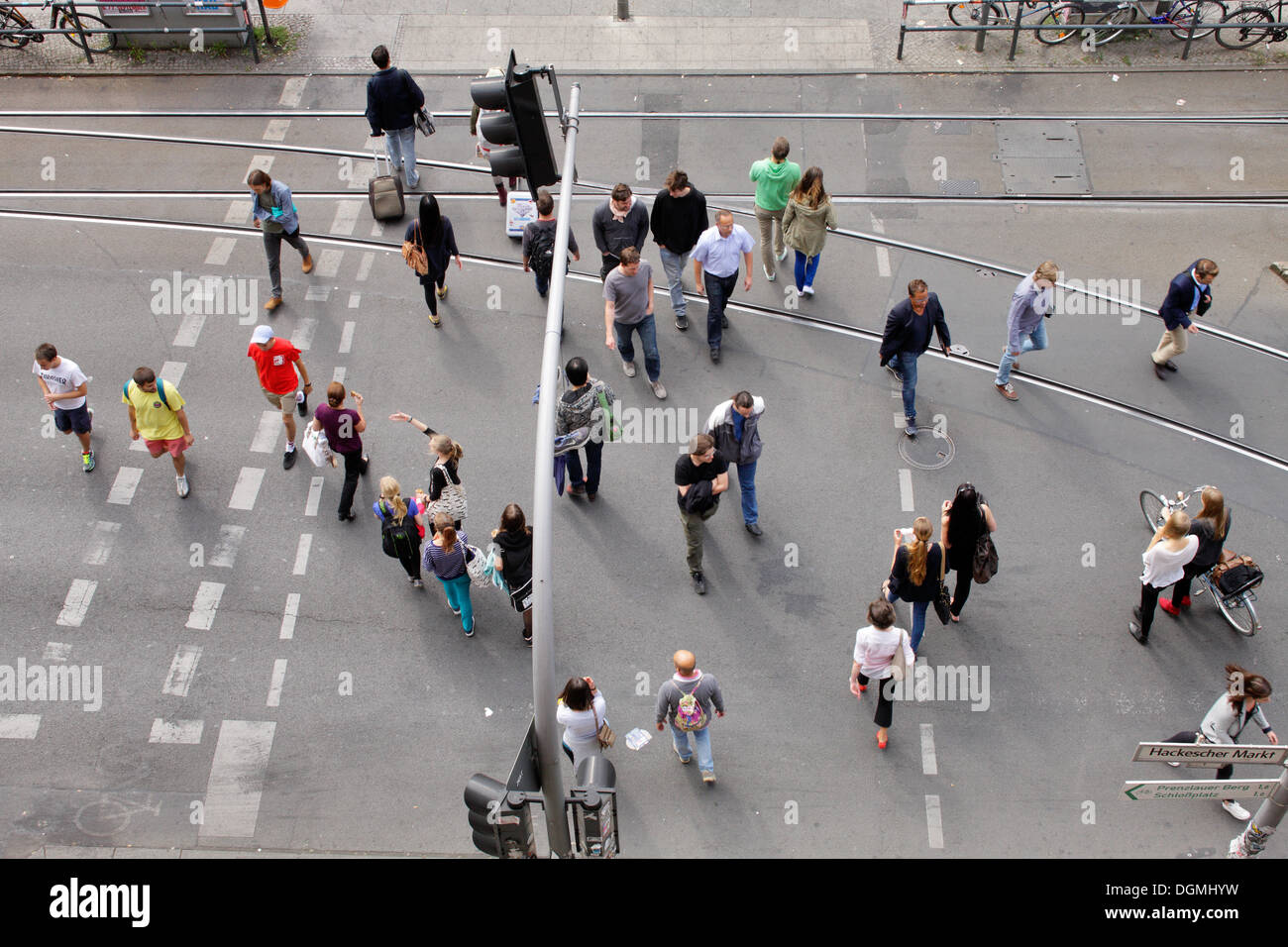 Berlin, Deutschland, Fußgänger überqueren eine Straße mit einer Fussgaengerampel Stockfoto