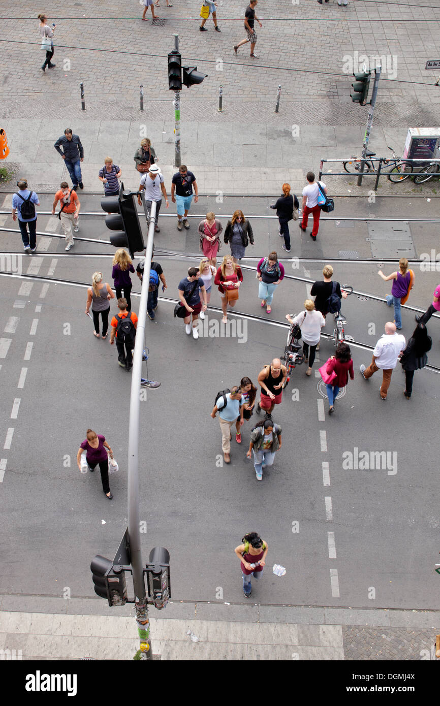 Berlin, Deutschland, Fußgänger überqueren eine Straße mit einer Fussgaengerampel Stockfoto