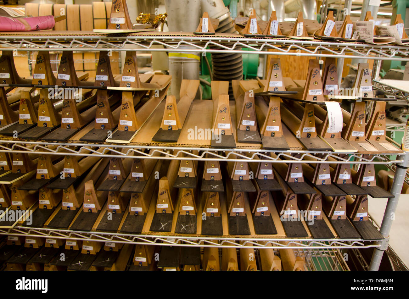 Gestapelte Gitarrenhälse bei Fertigung an Martin Gitarren-Fabrik in Nazareth, Pennsylvania, USA Stockfoto