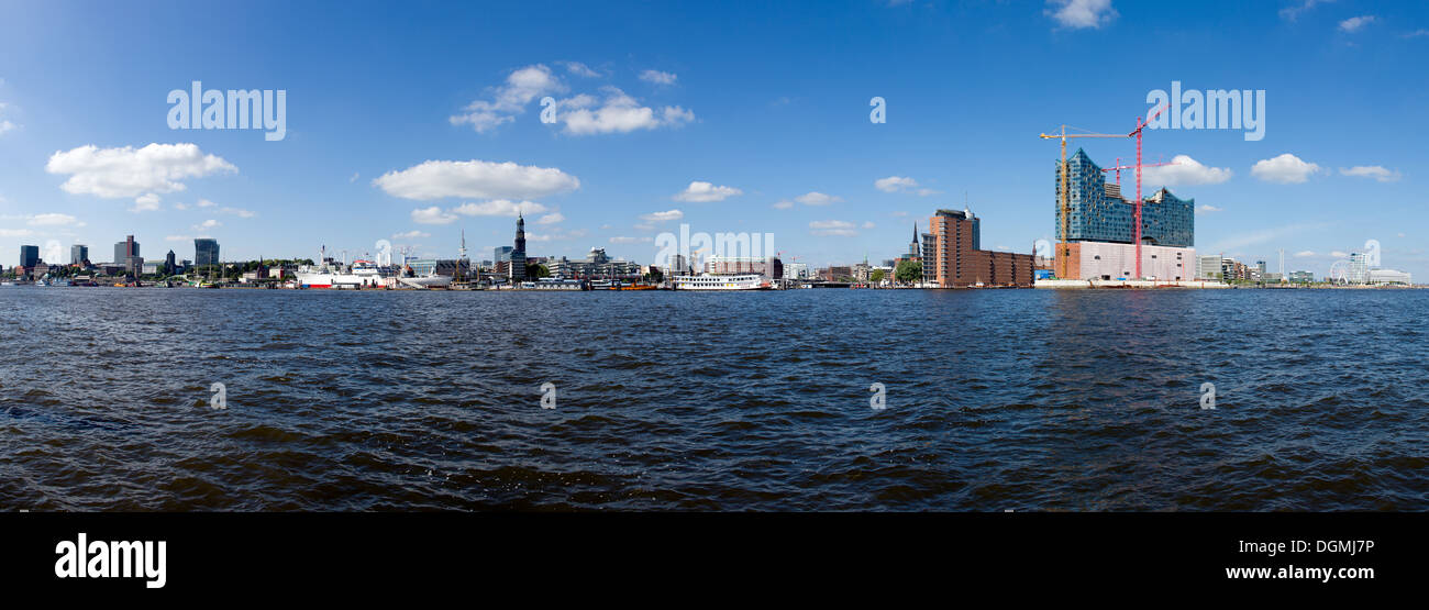 Skyline von der Hafen von Hamburg von der Elbe mit Elbphilharmonics Elbphilharmonie und der Kirche Michel gesehen Stockfoto