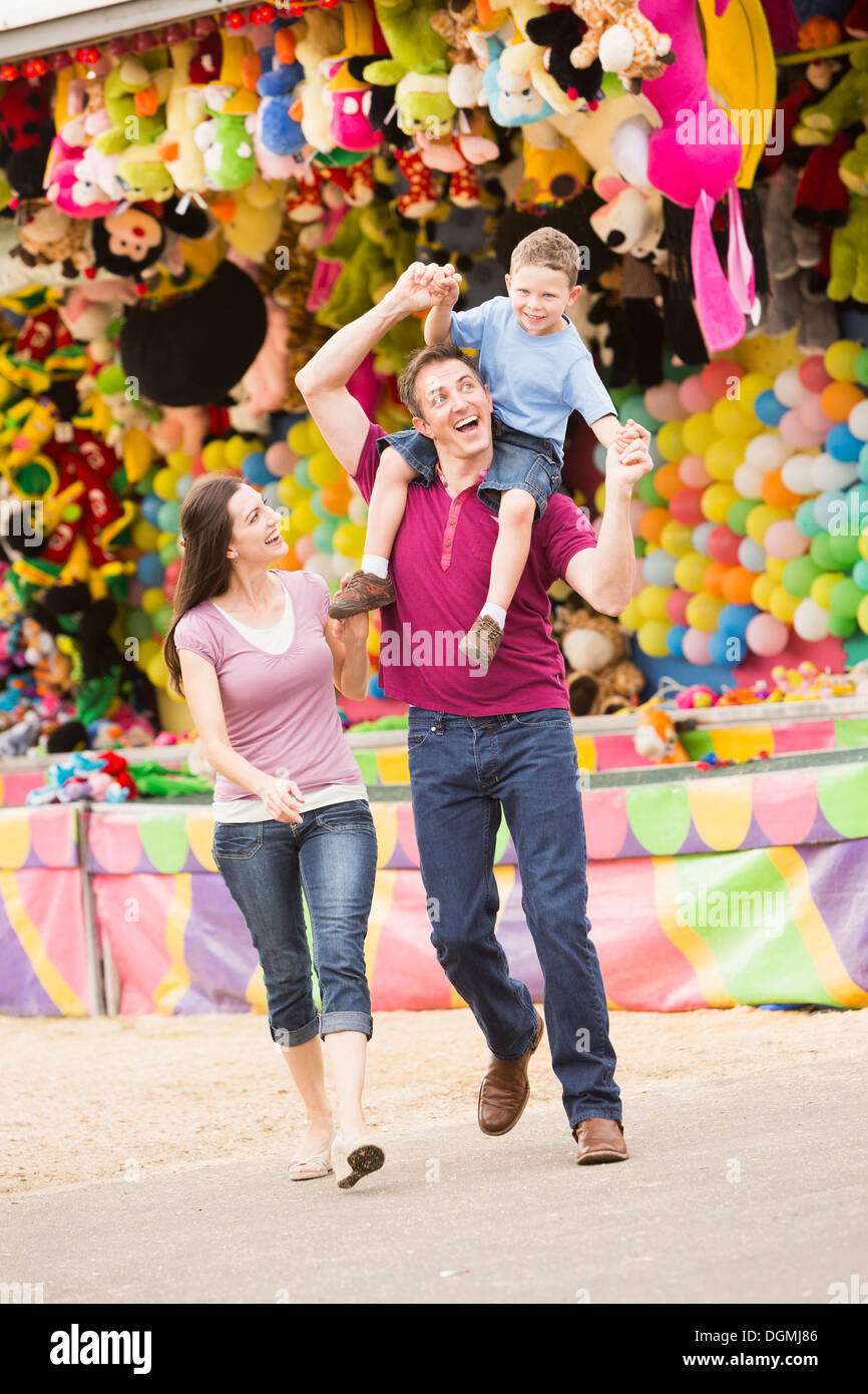 USA, Utah, Salt Lake City, glückliche Familie mit Sohn (4-5) im Vergnügungspark Stockfoto