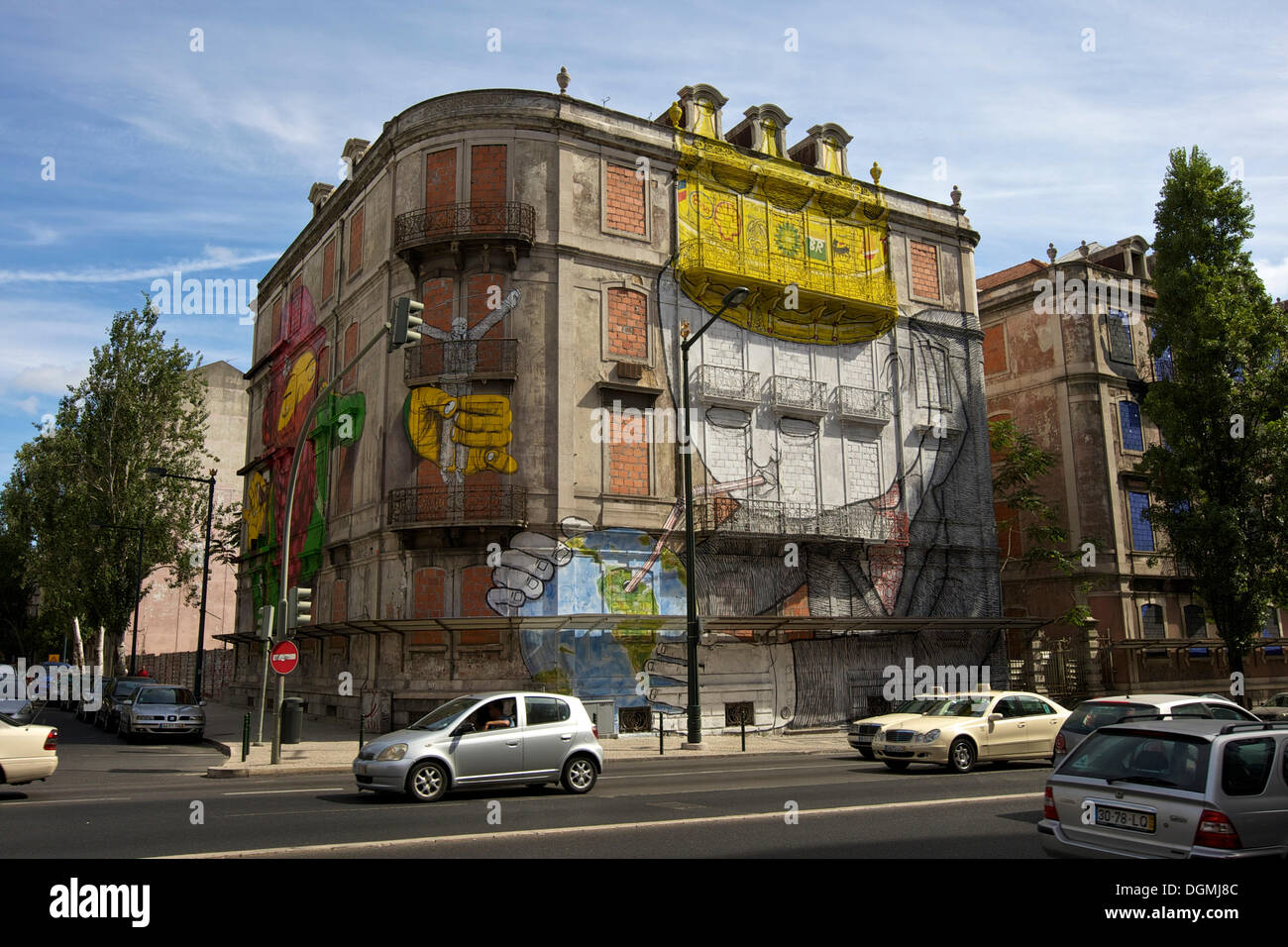 Haus mit Wandmalereien und Graffiti von Umweltaktivisten, Lissabon, Portugal, Europa Stockfoto