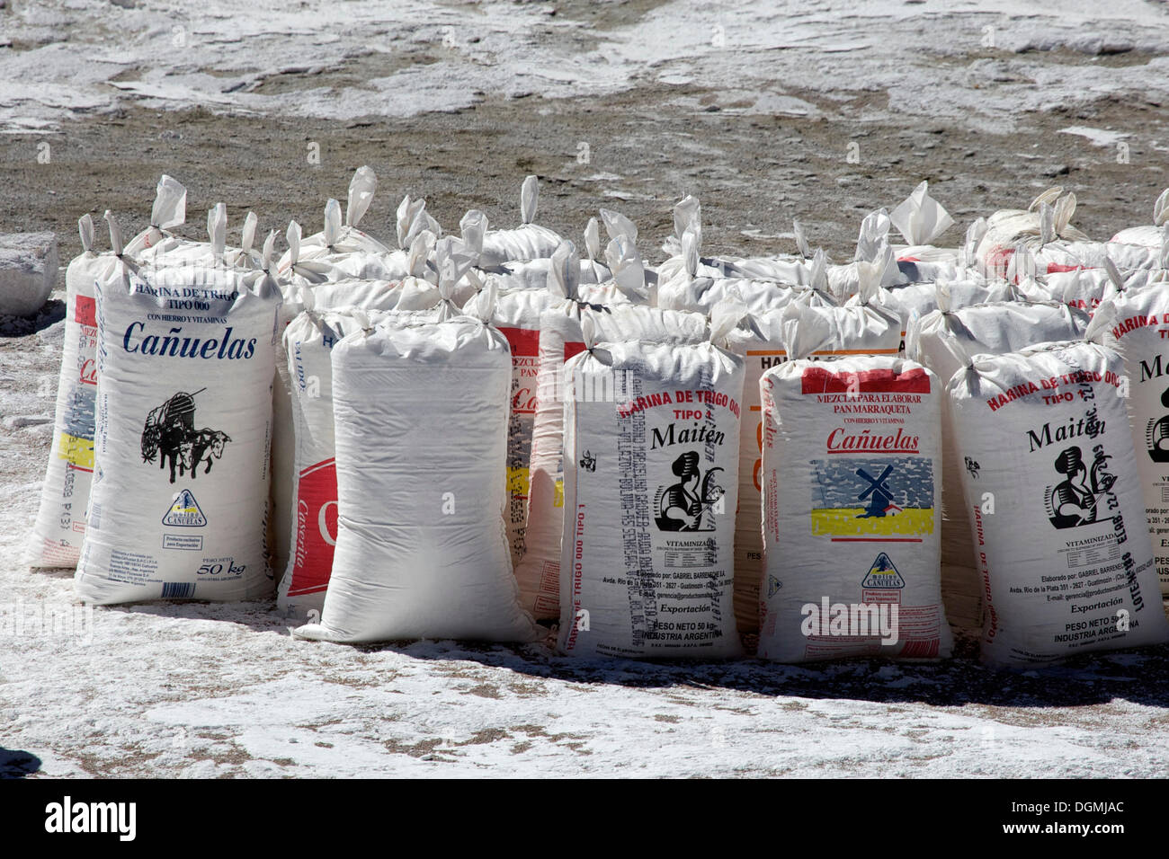 Salz, Mehl in Säcken verpackt, an einem Salzsee, Atacama-Wüste, Altiplano, Bolivien, Südamerika Stockfoto