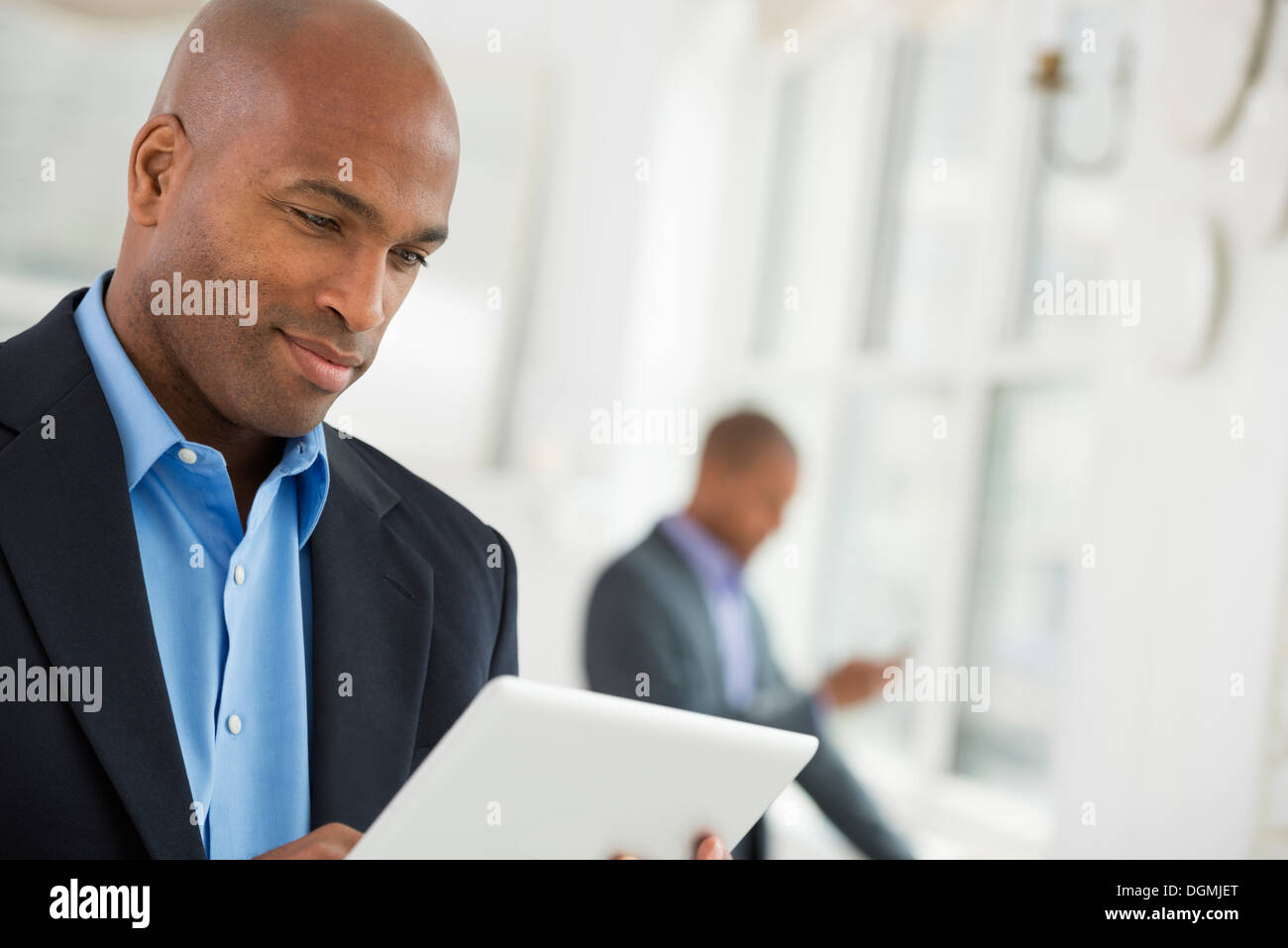 Business-Leute. Ein Mann im Anzug mit einem digitalen Tablet. Stockfoto