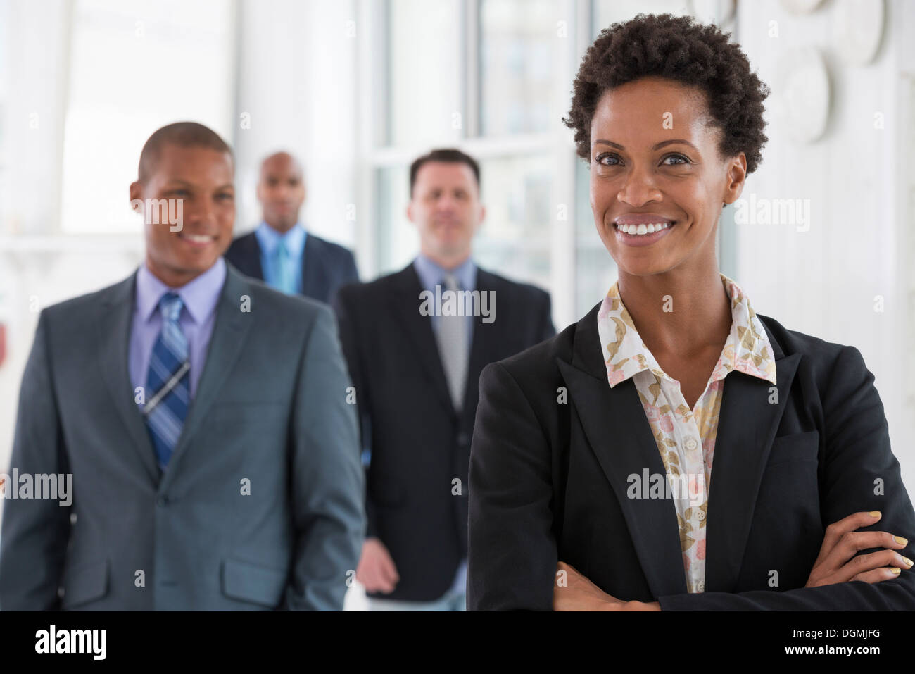 Business-Leute. Ein Team von Menschen, einer Abteilung oder Firma. Drei Männer und eine Frau. Stockfoto