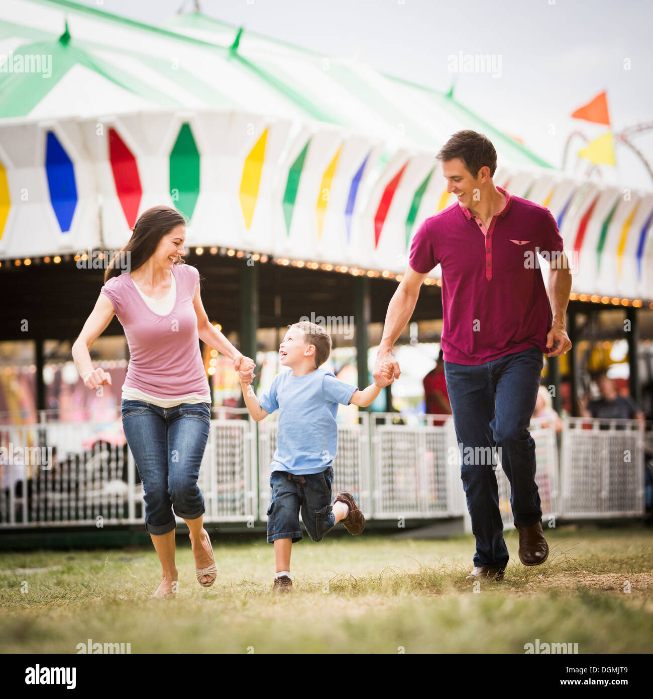 USA, Utah, Salt Lake City, glückliche Familie und Sohn (4-5) im Vergnügungspark Stockfoto